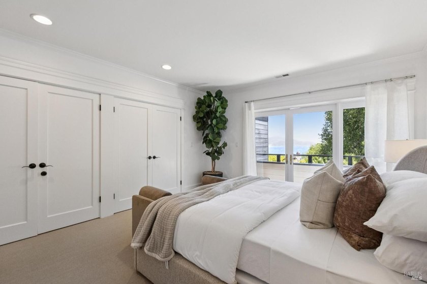 Desirable 3 unit building with a tenant-occupied studio! Located - photo 31