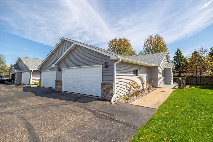 Welcome to easy, low-maintenance living in one of Eau Claire's - photo 32