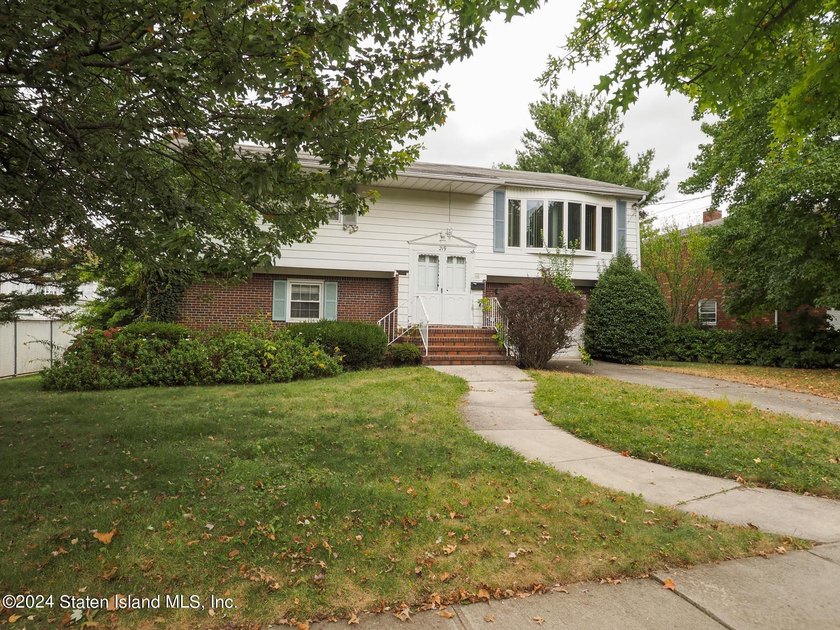 Charming detached home in the heart of Richmond Town, offering - photo 3