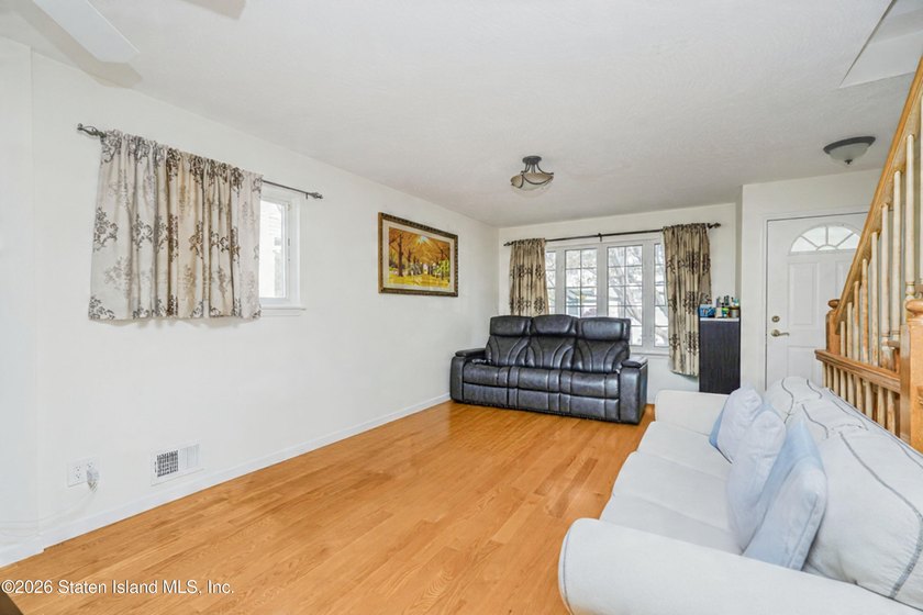 Welcome to 162 Bathgate St - Beautiful Legal 2 family Semi - photo 4