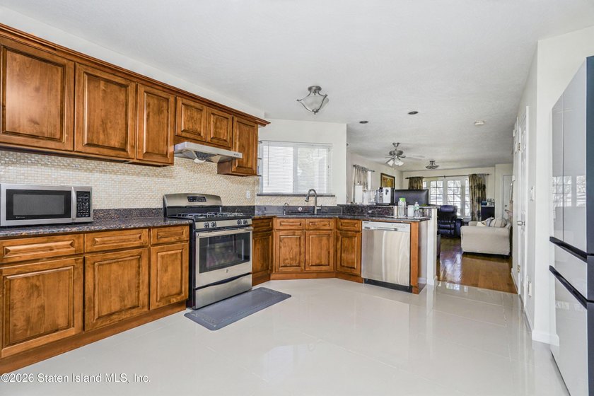 Welcome to 162 Bathgate St - Beautiful Legal 2 family Semi - photo 7