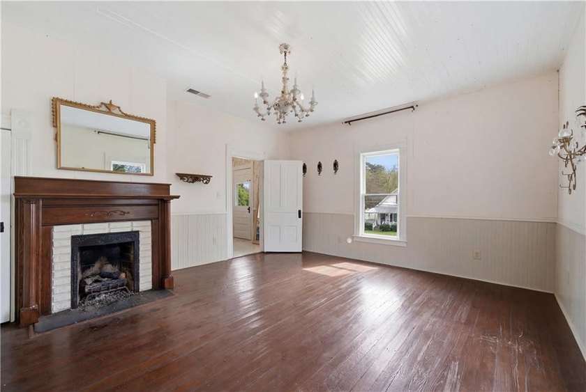 The guest house is what stops people. Fully separate from the - photo 42