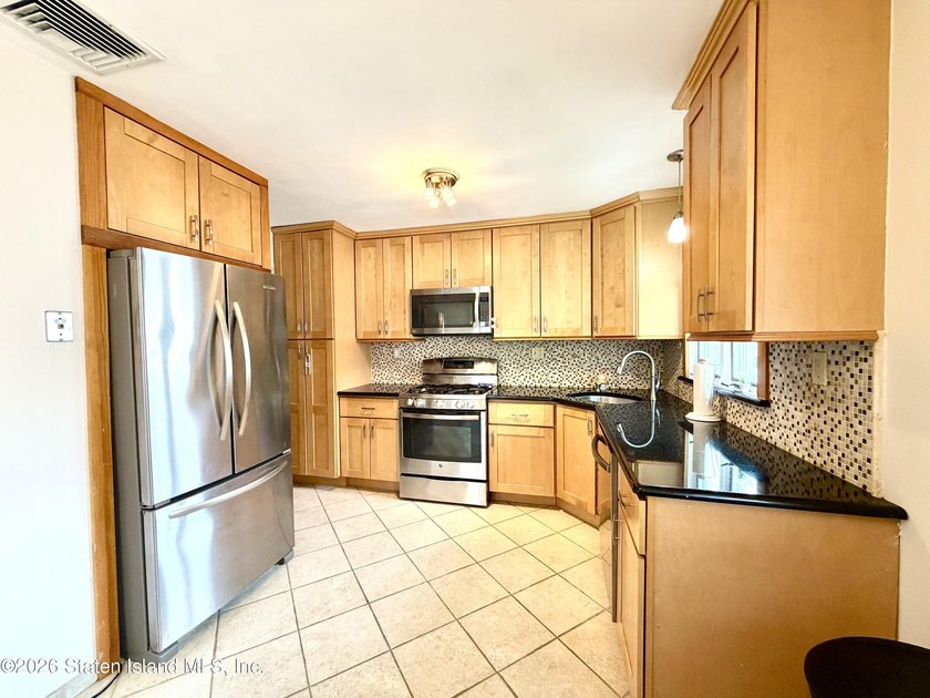 6 OVER 6, LARGE HOUSE, FINISHED BASEMENT. ABOVE GROUND LEVEL ON - photo 4