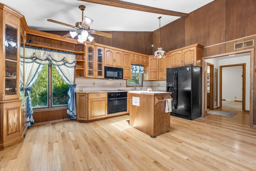 Unique property tucked away on a private wooded lot in a quiet - photo 13