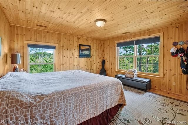 Welcome to this meticulously maintained 2,400 sq. ft. log home - photo 18