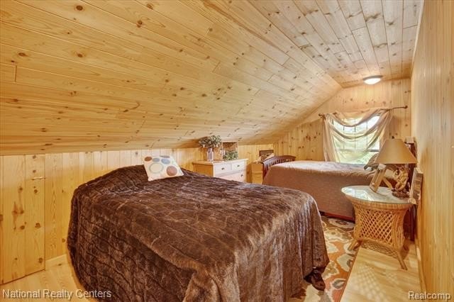 Welcome to this meticulously maintained 2,400 sq. ft. log home - photo 20