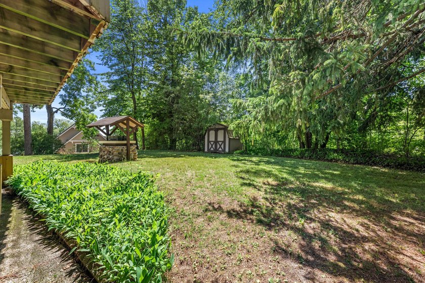Unique property tucked away on a private wooded lot in a quiet - photo 23