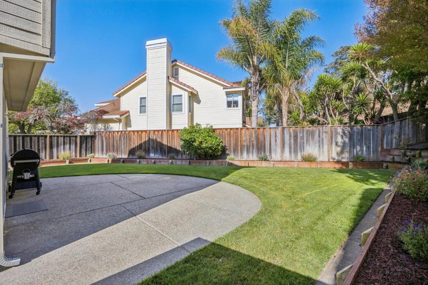 Welcome to 17552 Woodridge Court, a beautifully maintained home - photo 32