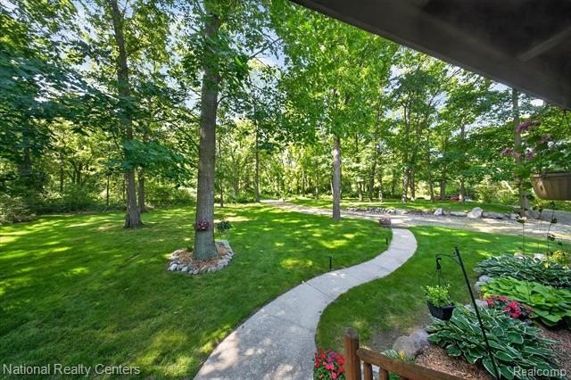 Welcome to this meticulously maintained 2,400 sq. ft. log home - photo 32