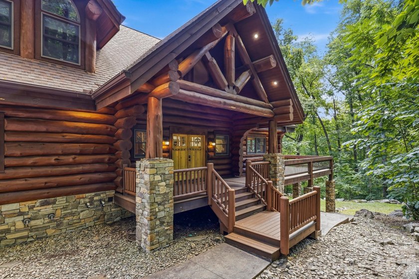 Stunning custom log home nestled on over 3 acres in the shadow - photo 5