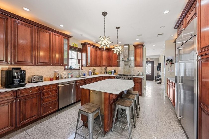 Welcome to 296 Edgewater Street, an extraordinary luxury - photo 10