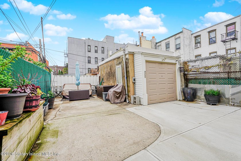 Quiet block, brick home, brand new roof, and a private driveway - photo 3