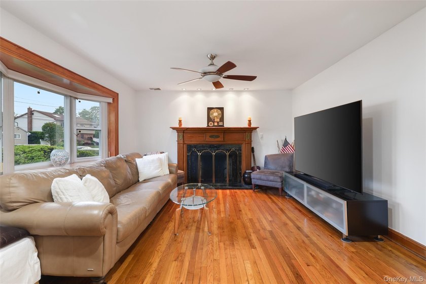 Welcome Home to your Move In Ready Expanded Cape in Massapequa - photo 5