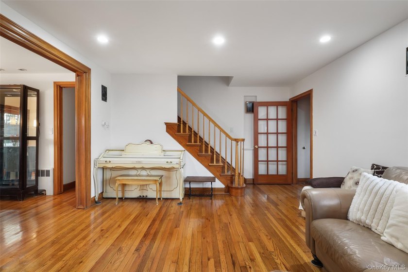 Welcome Home to your Move In Ready Expanded Cape in Massapequa - photo 6