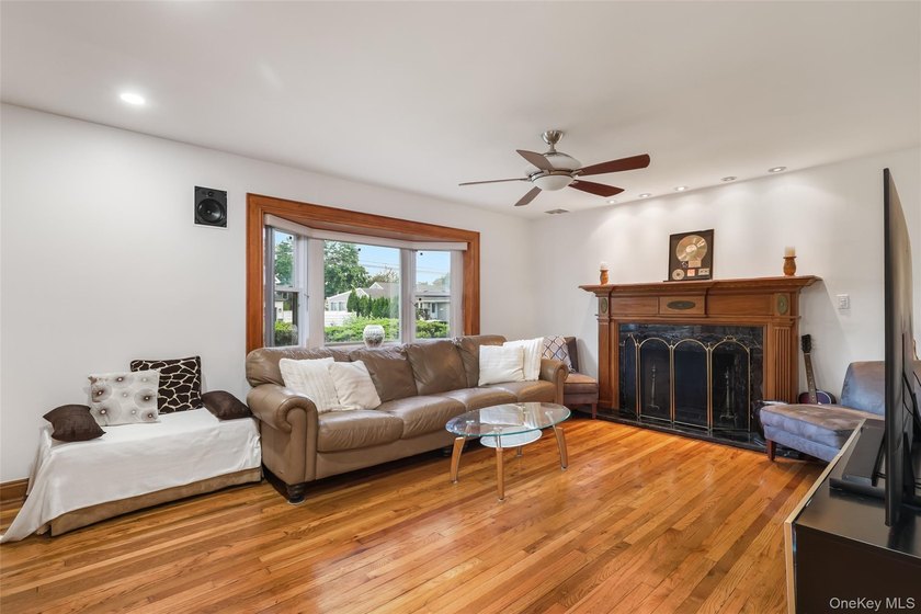 Welcome Home to your Move In Ready Expanded Cape in Massapequa - photo 7