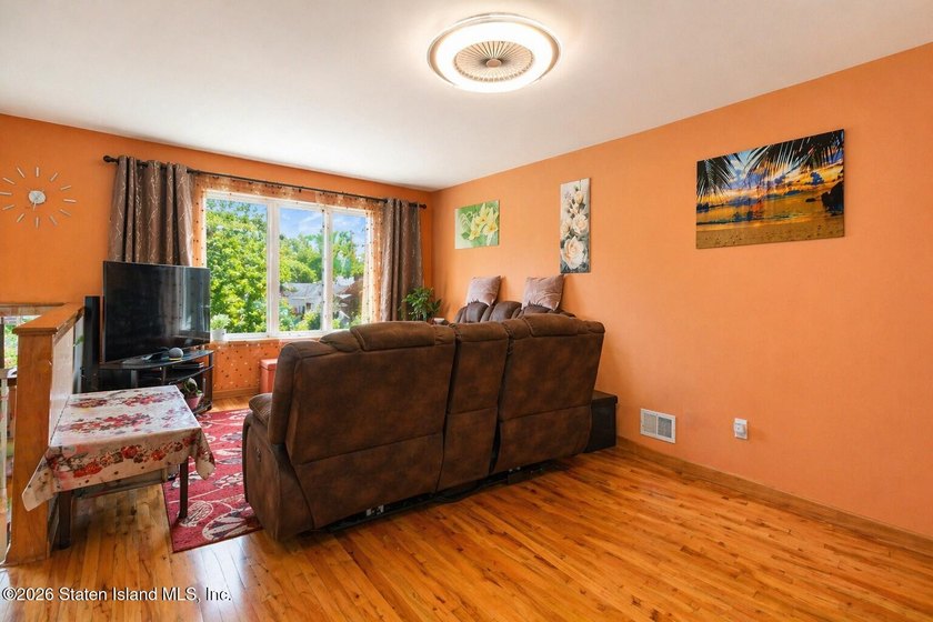Commuters' delight, gorgeous renovated 3 bedrooms, 2-bathroom - photo 4