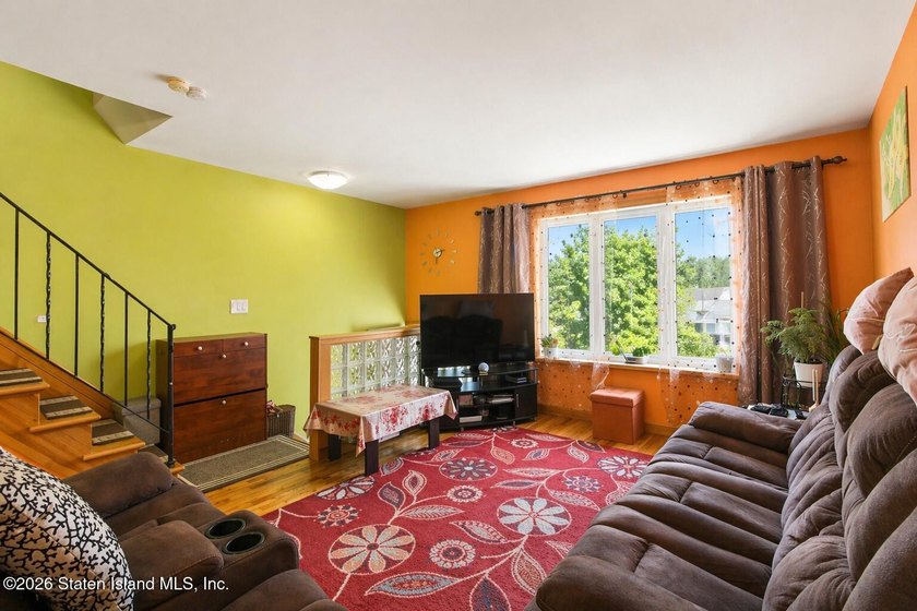Commuters' delight, gorgeous renovated 3 bedrooms, 2-bathroom - photo 6