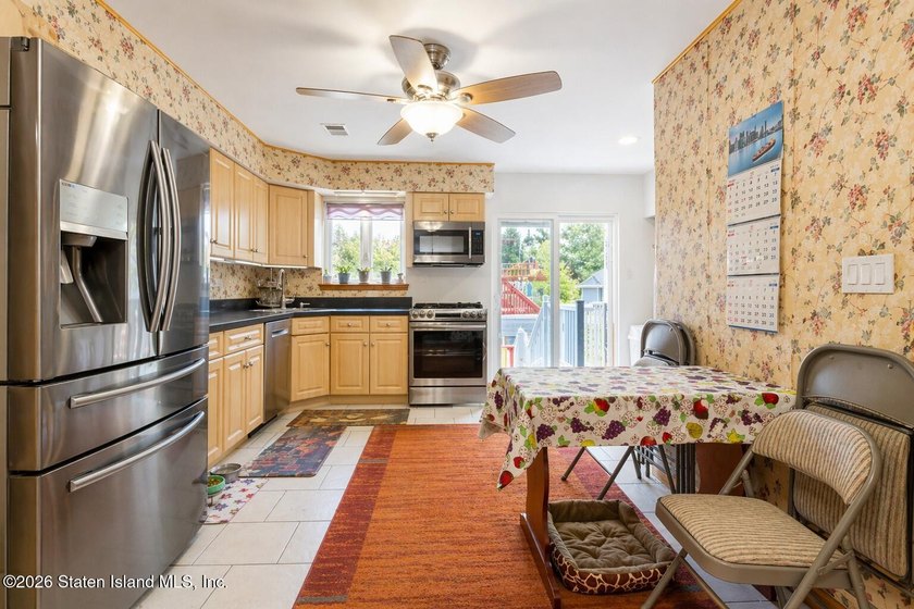 Commuters' delight, gorgeous renovated 3 bedrooms, 2-bathroom - photo 7