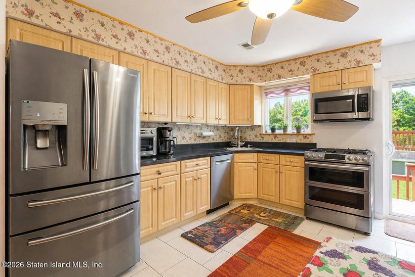 Commuters' delight, gorgeous renovated 3 bedrooms, 2-bathroom - photo 8