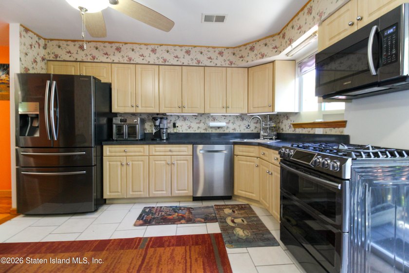 Commuters' delight, gorgeous renovated 3 bedrooms, 2-bathroom - photo 9