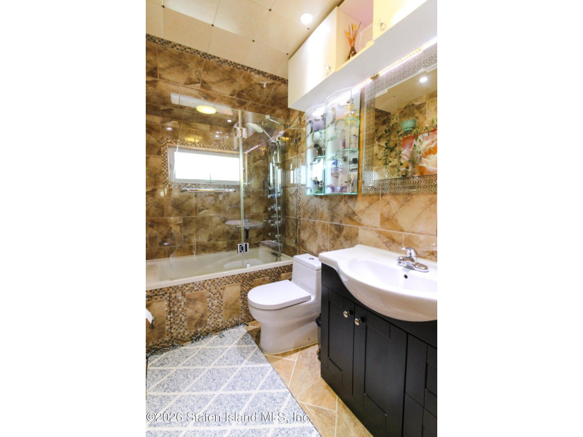 Commuters' delight, gorgeous renovated 3 bedrooms, 2-bathroom - photo 10