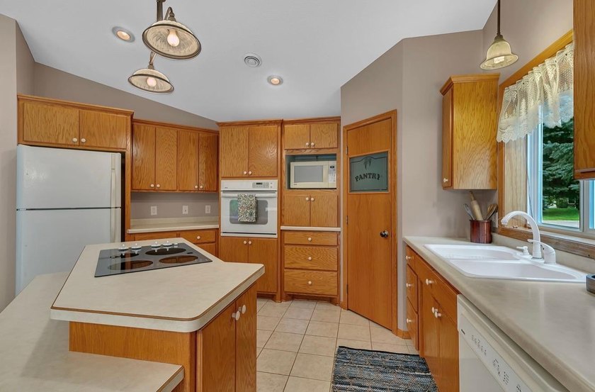 Welcome to 1004 Oak Pond Drive in Sartell-a beautifully - photo 3