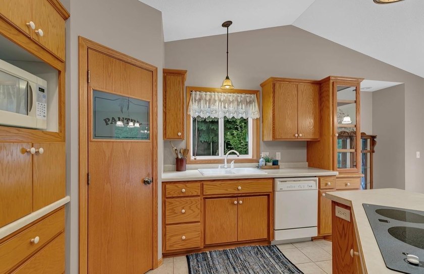 Welcome to 1004 Oak Pond Drive in Sartell-a beautifully - photo 4