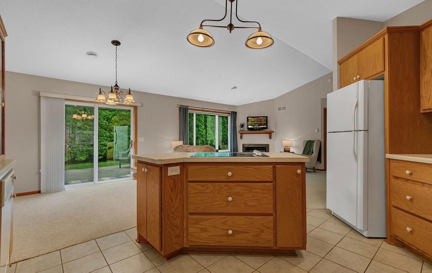 Welcome to 1004 Oak Pond Drive in Sartell-a beautifully - photo 5