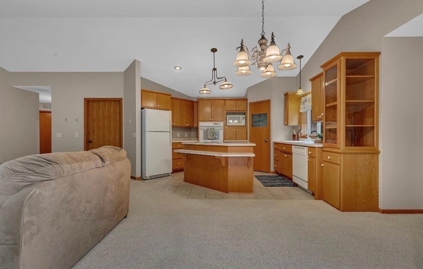 Welcome to 1004 Oak Pond Drive in Sartell-a beautifully - photo 6