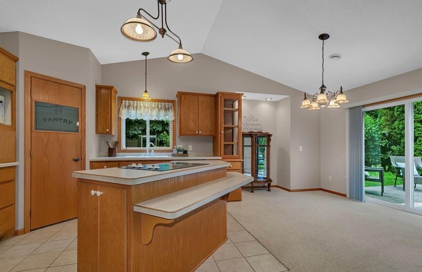 Welcome to 1004 Oak Pond Drive in Sartell-a beautifully - photo 8