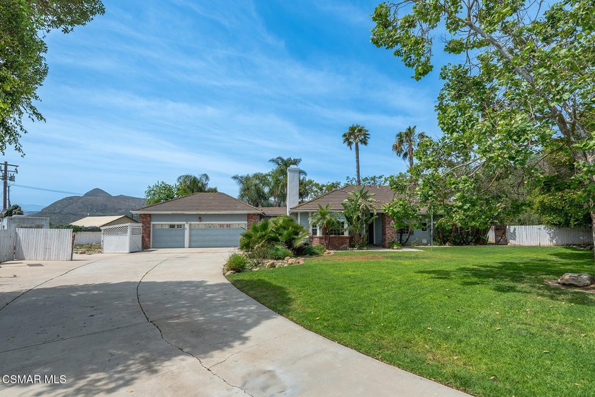 Sensational opportunity! Ideally located at the end of a quiet - photo 2