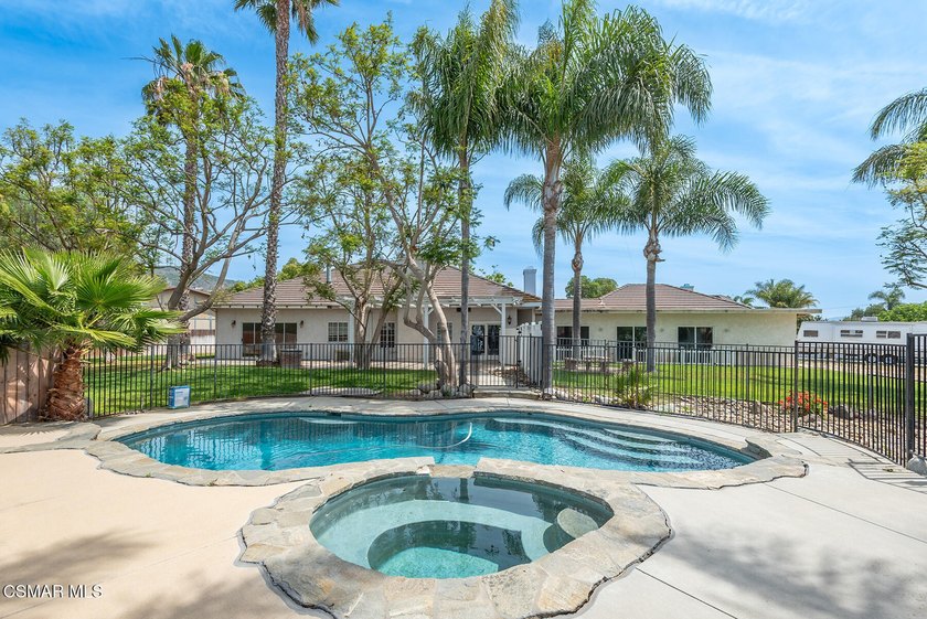 Sensational opportunity! Ideally located at the end of a quiet - photo 3