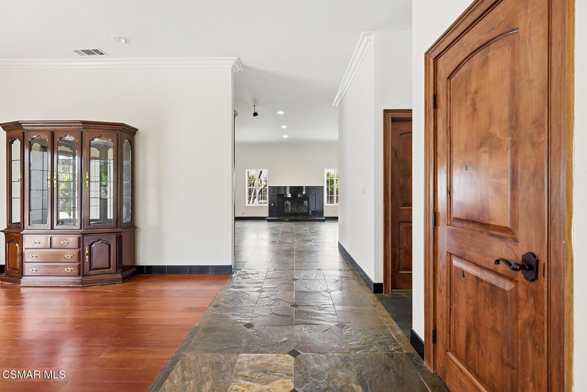 Sensational opportunity! Ideally located at the end of a quiet - photo 8