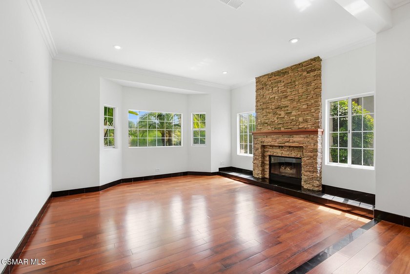 Sensational opportunity! Ideally located at the end of a quiet - photo 10
