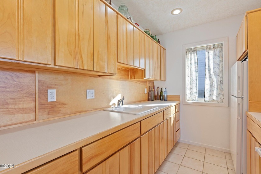 Motivated seller, submit all offers! Roads End Oceanview home - photo 9