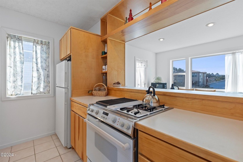 Motivated seller, submit all offers! Roads End Oceanview home - photo 10
