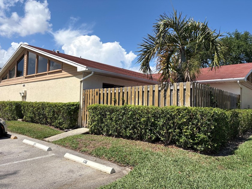 PRICE IMPROVEMENT! Move-in ready 2BR/2BA single-story villa in - photo 2