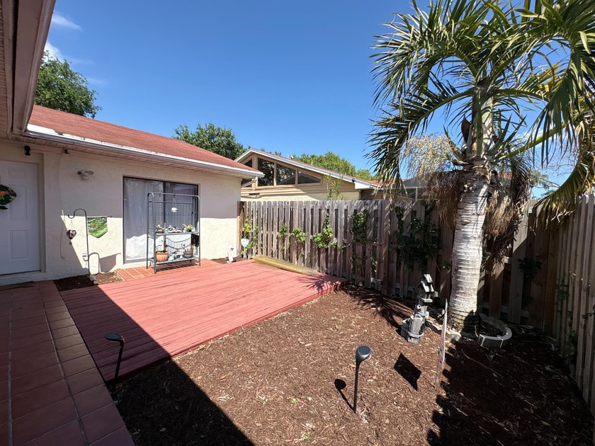 PRICE IMPROVEMENT! Move-in ready 2BR/2BA single-story villa in - photo 3