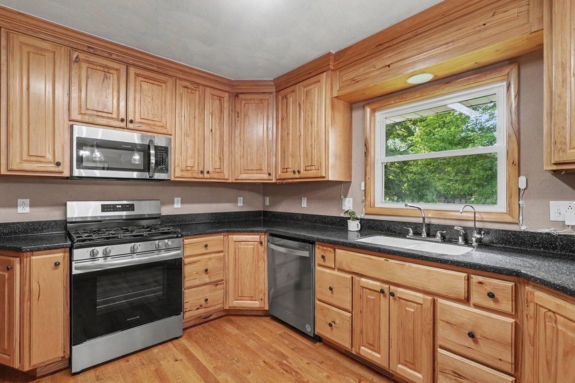 Meticulously maintained 3-bedroom, 2-bath home in desirable - photo 11