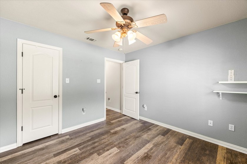 Welcome to this beautifully maintained 3-bedroom, 2-bathroom - photo 11