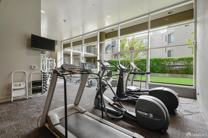 NEW PRICE! Stellar spacious and bright view 2BR/2BA condominium - photo 23