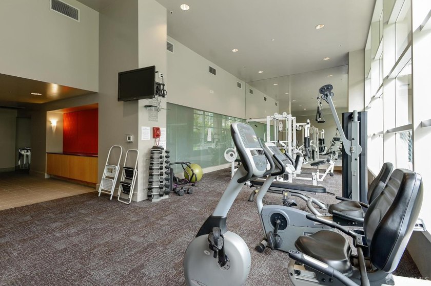 NEW PRICE! Stellar spacious and bright view 2BR/2BA condominium - photo 24