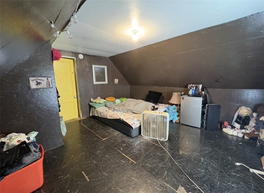 Another Rockin' Rochester Property! This 6-bedroom, 2.5-bath - photo 25