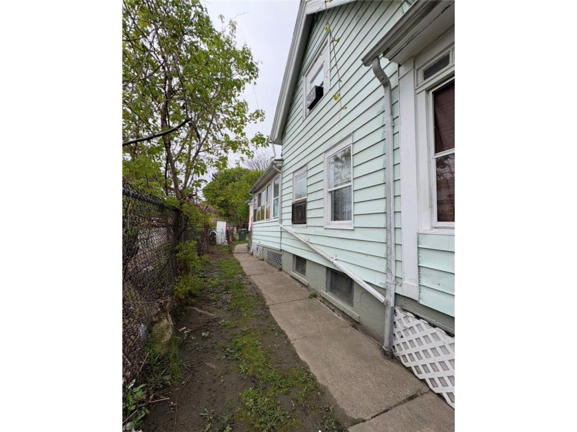 Another Rockin' Rochester Property! This 6-bedroom, 2.5-bath - photo 35