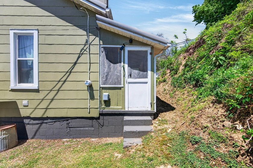 Charming and full of character, this cozy 2-bedroom, 1-bath - photo 44