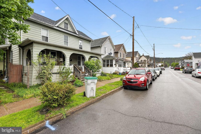 Welcome to 119 Calvert St in Jersey Shore - a spacious property - photo 3