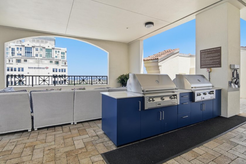 This impeccably maintained loft delivers the perfect blend of - photo 27