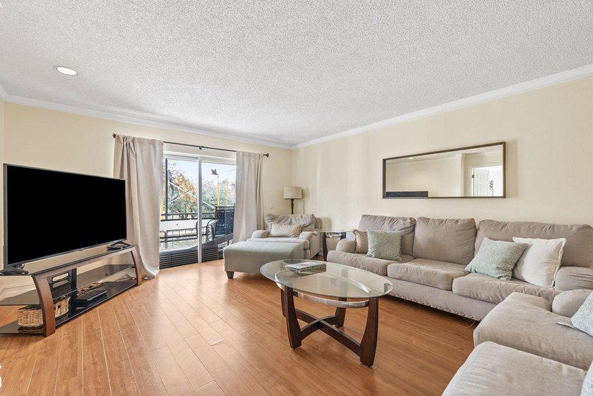 Welcome to this beautifully renovated 2-bedroom, 2-bathroom - photo 7