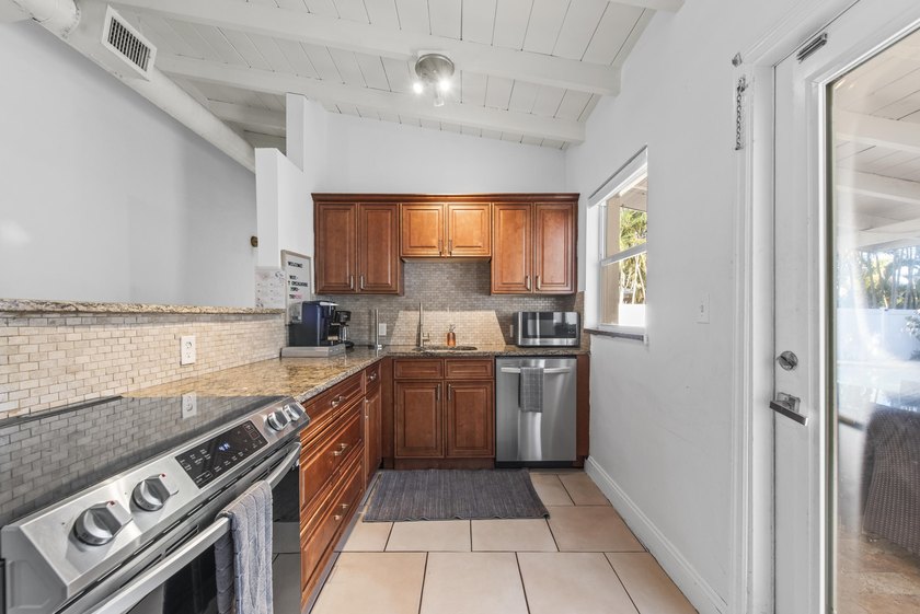 Charming 3-bedroom pool home in the heart of Wilton Manors - photo 6