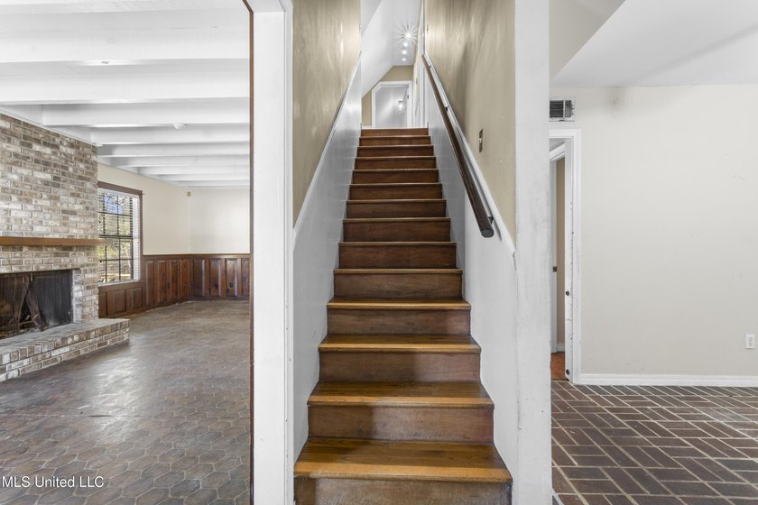 Rare opportunity to own a spacious home with an in-ground pool - photo 12